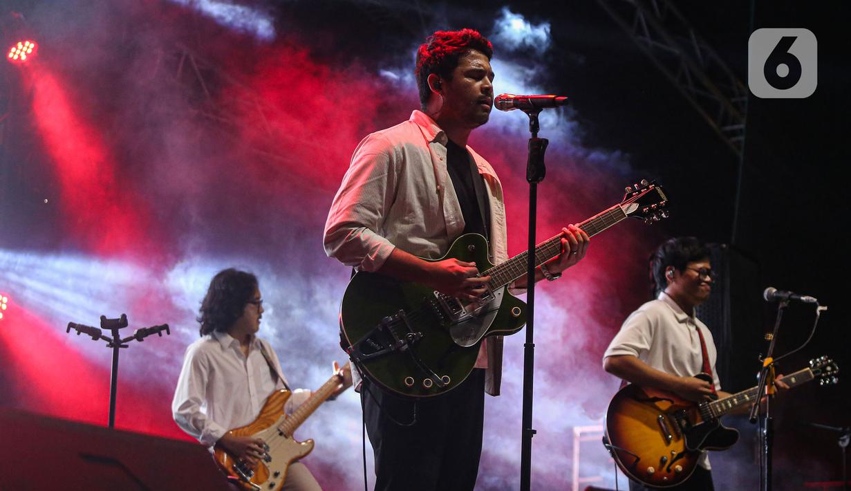 Musisi Nadhif Basalamah saat tampil menghibur para penonton Pertamina Weekend Fest 2024 di QBig, Kabupaten Tangerang, Banten, Minggu (7/7/2024). (Liputan6.com/Angga Yuniar)