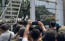 Demo Berujung Ricuh di Depan Gedung DPR, Wakapolda Metro Ditimpuk Botol Air Mineral