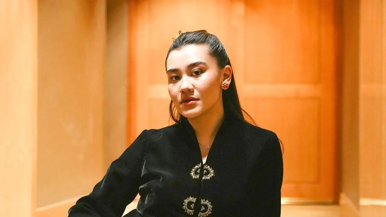 Adu Gaya Bangsawan Kembar dari Erina Gudono dan Aaliyah Massaid yang Kenakan Kebaya Sama, Siapa yang Lebih Terlihat Ningrat?