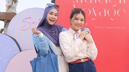 Anisa Rahma turut bahagia atas launching-nya brand fashion baru Sarwendah ini. Hadiri acara launching brand fashion sahabatnya, Anisa Rahma tampil simpel dan stylish dengan mengenakan gamis plisket dipadukan dengan kemeja denim dan jilbab pashmina. Mendukung penampilannya, Anisa pakai ikat pinggang dan tentang totebag denim selaras dengan bajunya. (Liputan6.com/IG/@anisarahma_12)