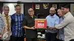 Ketua MPR Zulkifli Hasan (ketiga kiri) menerima petisi 60 Ribu Tanda Tangan menoolak Revisi UU KPK dari Organisasi yang terhimpun dalam Koalisi Masyarakat Anti Korupsi di Jakarta, Rabu (24 /2).  (Liputan6.com/Johan Tallo)