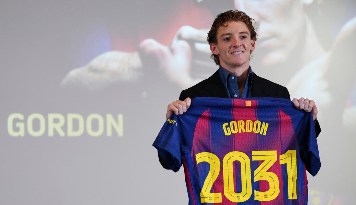 Setelah resmi berseragam Barcelona, selanjutnya Gordon akan bergabung bersama Timnas Inggris untuk mempersiapkan diri jelang bergulirnya Piala Dunia 2026. (AP Photo/Joan Mateu)