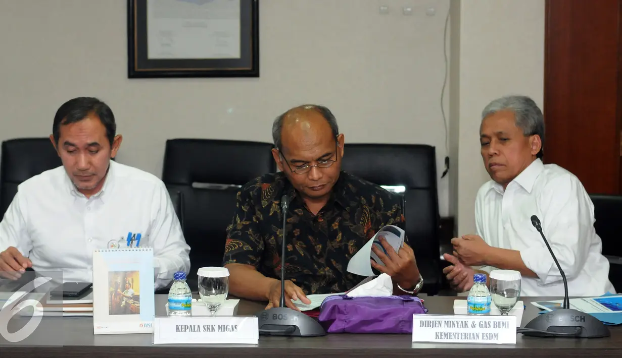 Direktur Hulu Migas Djoko Siswanto (tengah) bersama Sekjen ESDM Teguh Pamudji (kanan) bersiap mengikuti rapat koordinasi di Gedung BPPT, Jakarta, Senin (21/9/2015). Rakor membahas potensi gas yang ada di Blok Masela. (Liputan6.com/Helmi Fithriansyah)