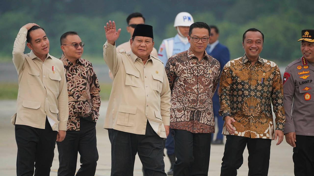 VIDEO: Tiba di RI Usai 15 Hari Pergi, Prabowo Beri Tepukan Khusus Ke Gibran dan Kapolri