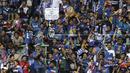 Suporter Arema FC, Aremania, memberikan dukungan saat melawan Bhayangkara FC pada laga perempat final Piala Presiden 2019 di Stadion Patriot, Bekasi, Sabtu (30/3). Bhayangkara kalah 0-4 dari Arema. (Bola.com/Yoppy Renato)
