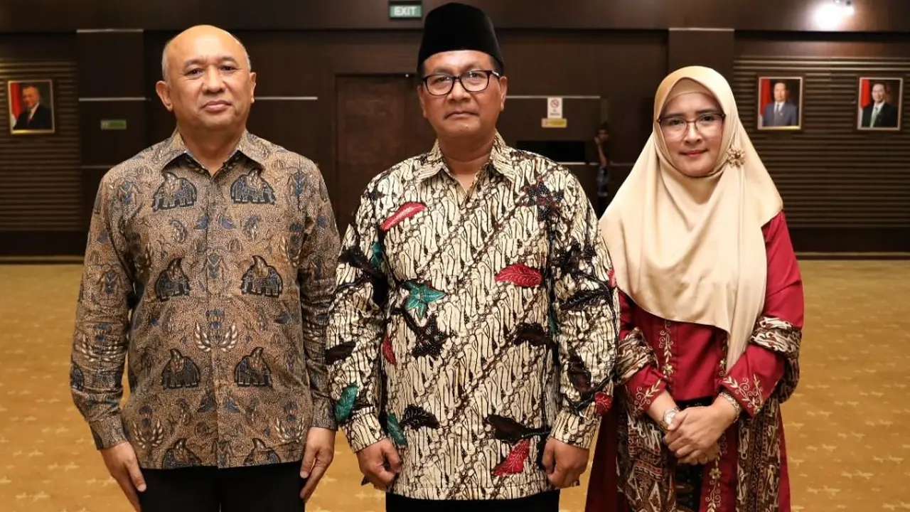 Menteri Koperasi dan UKM Teten Masduki, melantik Deputi Bidang Sumber Daya Manusia (SDM) Arif Rahman Hakim. (Dok Kemenkop)