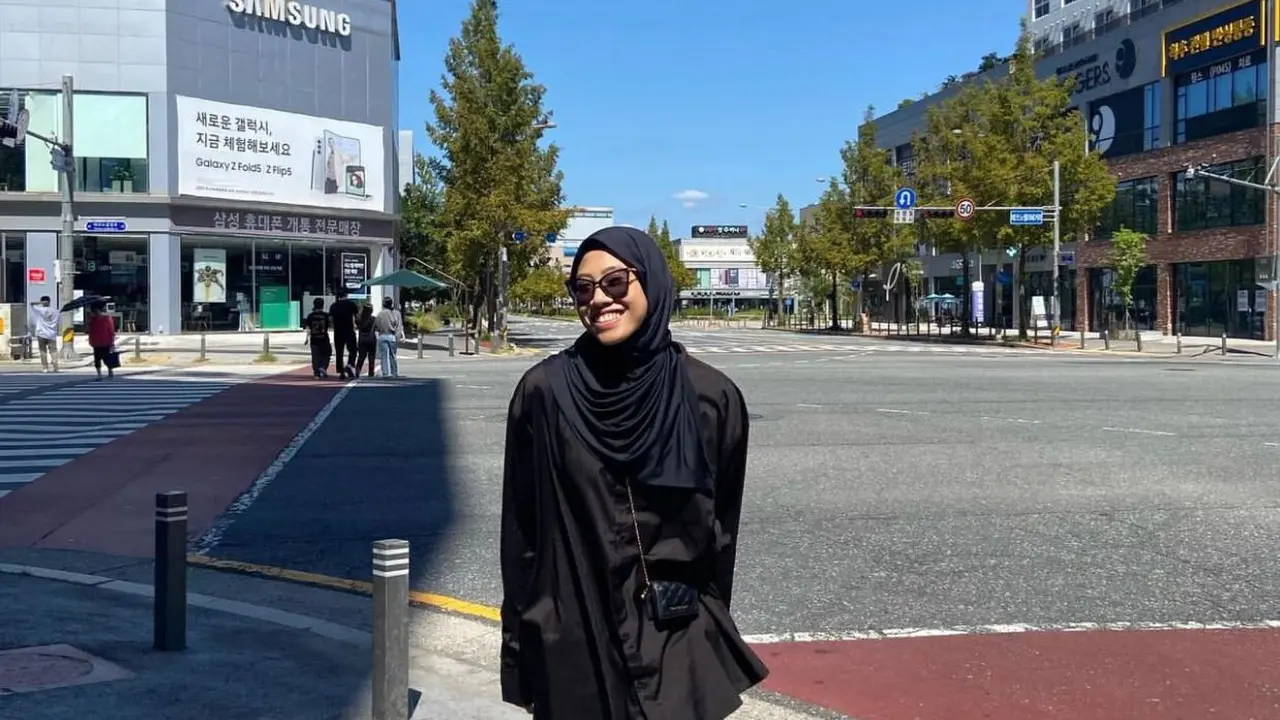 Potret Cantik Megawati Hangestri dengan Kerudung Hitam saat di Luar Lapangan