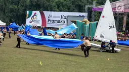 Sejumlah peserta beraksi dalam pembukaan Raimuna Nasional XI di Bumi Perkemahan Cibubur, Jakarta, Senin (14/8). Acara ini diikuti 15.000 Pramuka usia 16-25 tahun dari 34 provinsi dan 514 kota/kabupaten dari seluruh Indonesia. (Liputan6.com/Faizal Fanani)