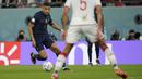 <p>Pemain Prancis, Kylian Mbappe menggiring bola saat matchday ketiga Grup D Piala Dunia 2022 melawan Tunisia di Education City Stadium, Rabu (30/11/2022). (AP/Christophe Ena)</p>