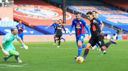 Penyerang Liverpool, Roberto Firmino, berusaha mencetak gol ke gawang  Crystal Palace pada laga lanjutan Liga Inggris di Selhurst Park Stadium, Sabtu (19/12/2020) malam WIB. Liverpool menang 7-0 atas Crystal Palace. (AFP/Adam Davy/pool)