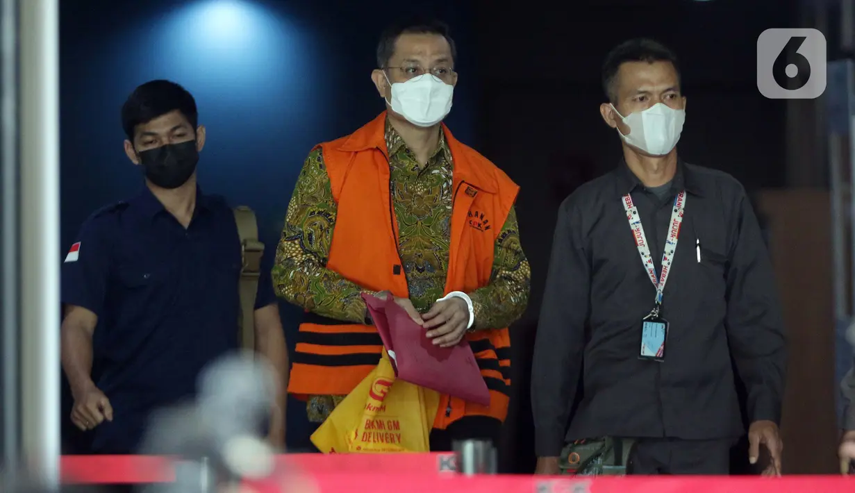 Terdakwa korupsi dana Bansos Covid-19 yang juga mantan Menteri Sosial Juliari P Batubara (tengah) usai sidang pembacaan putusan yang dilakukan secara daring di Gedung KPK, Jakarta, Senin (23/8/2021). Juliari Batubara divonis 12 tahun penjara, denda Rp 500 juta. (Liputan6.com/Helmi Fithriansyah)