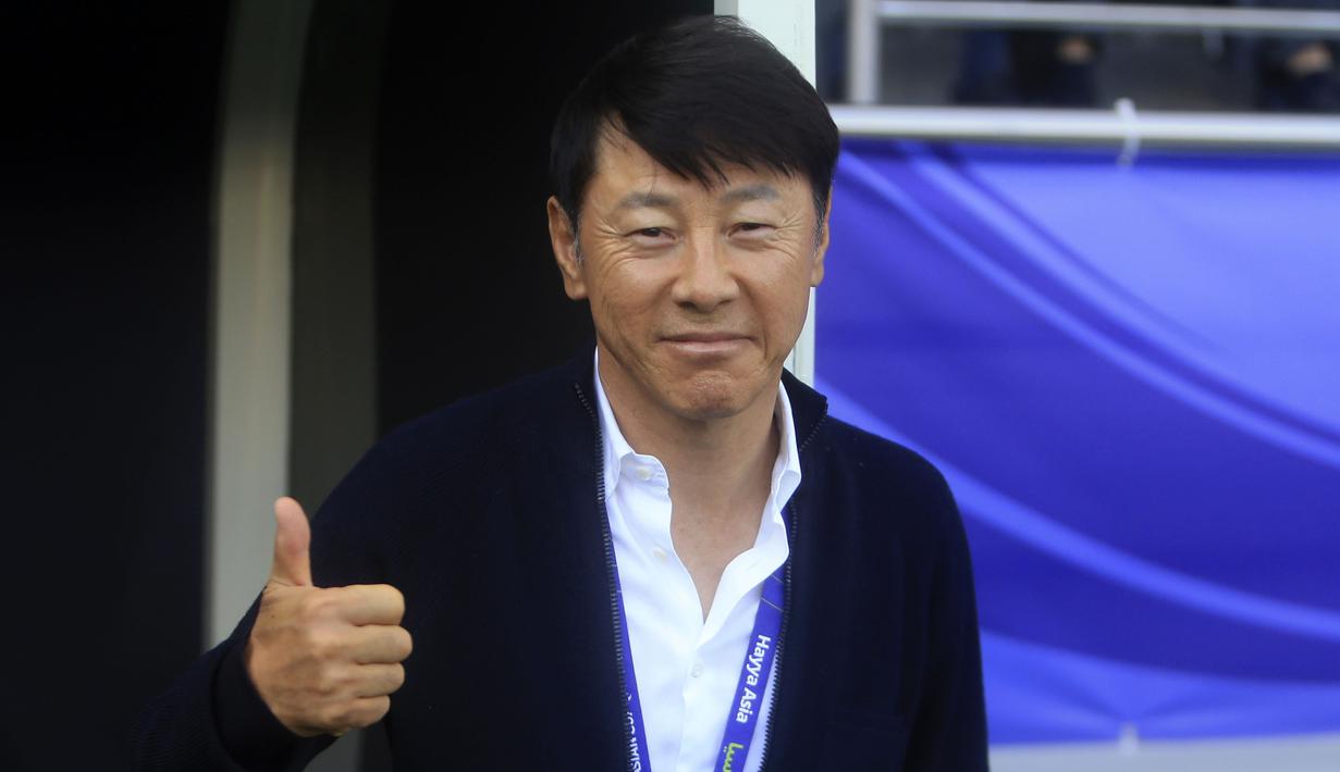 Pelatih Timnas Indonesia, Shin Tae-yong memberikan gestur jempol saat laga 16 besar Piala Asia 2023 melawan Australia yang berlangsung di assim bin Hamad Stadium, Doha, Qatar, Minggu (28/01/2024). (AP Photo/Aijaz Rahi)