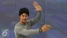 Iko Uwais saat menjadi bintang tamu di acara Dear Life, SCTV Tower, Jakarta, Rabu (28/7). Iko Uwais berbagi kisah perjalanan hidupnya kepada Dear Life. (Liputan6.com/Herman Zakharia) 