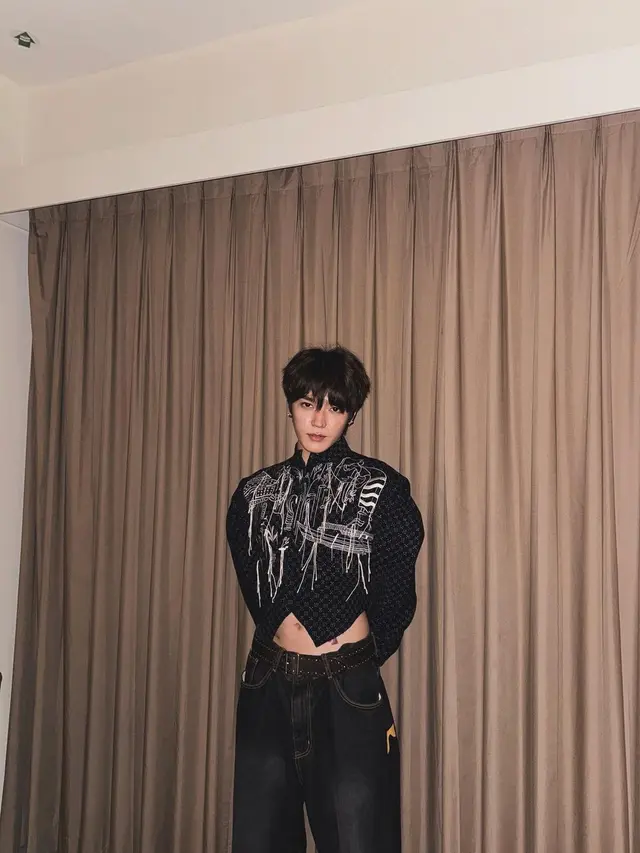 8 Potret Taeyong NCT 127 Tampil Ganteng Pakai Batik Gedog Tuban Rancangan Mel Ahyar di Jakarta