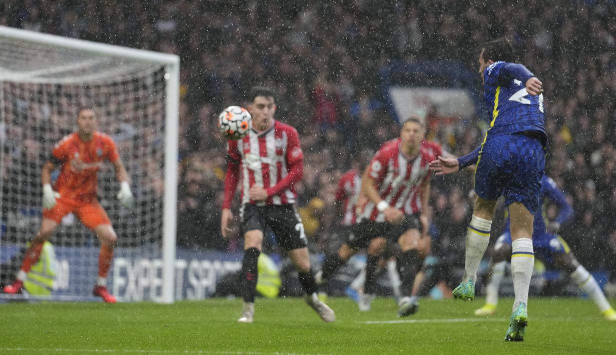 Chelsea kembali mencetak gol untuk menjauh 3-1 pada menit ke-89 memanfaatkan bola muntah hasil sepakan Romelu Lukaku dan Cesar Azpilicueta yang masih membentur tiang gawang. Skor 3-1 bertahan hingga akhir laga. (AP/Kirsty Wigglesworth)