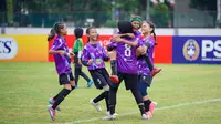Momen selebrasi kemenangan tim KU 12 SDN Kalirungkut I/264 usai mengumpulkan tiga poin penuh saat adu penalti penentu juara MilkLife Soccer Challenge - Surabaya 2025. (dok.&nbsp;MilkLife Soccer Challenge)