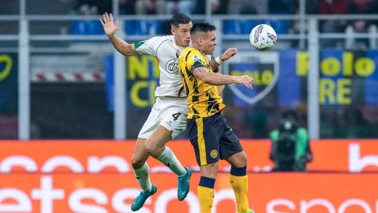 Foto: Melihat Duel Sengit Jay Idzes vs Penyerang Inter Milan, Bek Timnas Indonesia Nih