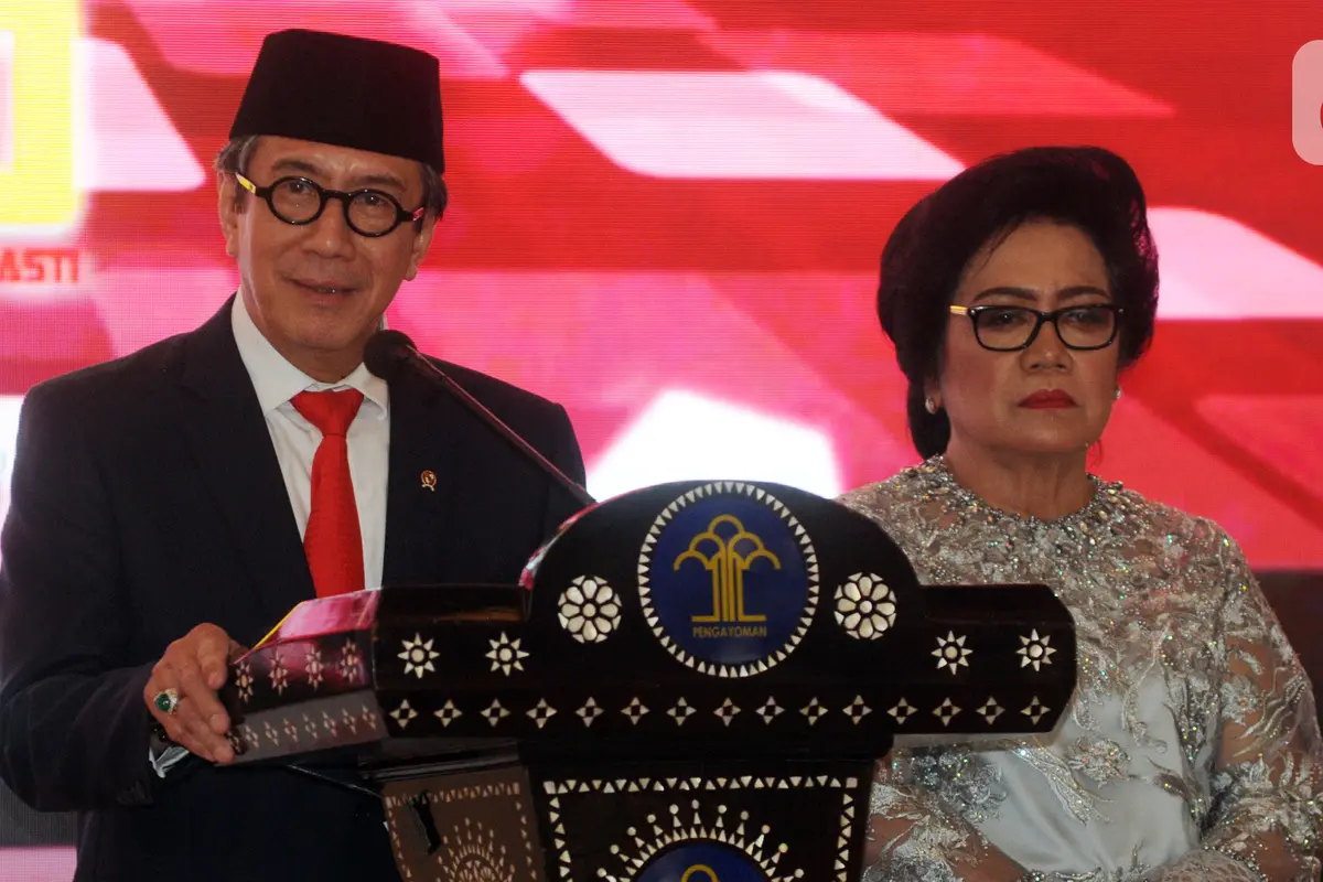 Tjahjo Kumolo Serahkan Jabatan Menkumham kepada Yasonna Laoly