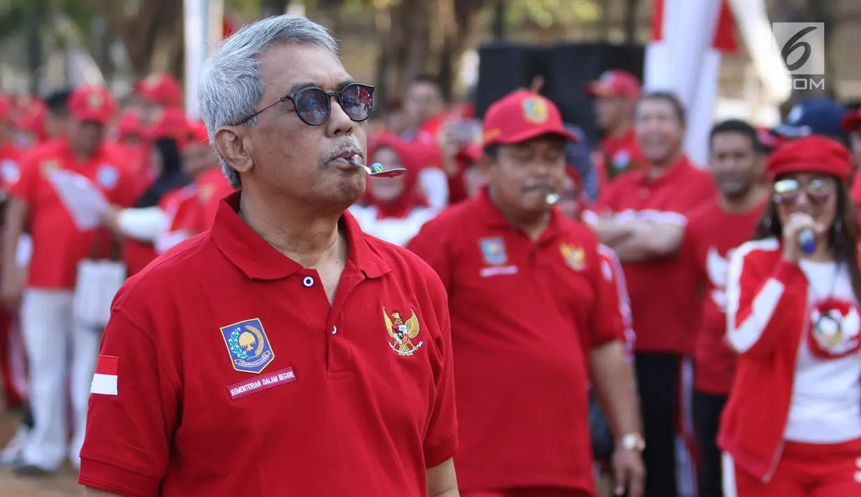 Aparatur Sipil Negara (ASN) Kementerian Dalam Negeri beradu cepat saat mengikuti lomba balap kelereng di Lapangan Banteng, Jakarta, Jumat (2/8/2019). Kemendagri memecahkan rekor MURI lomba tarik tambang dan balap kelereng eksekutif  antar aparatur sipil negara . (Liputan6.com/Angga Yuniar)