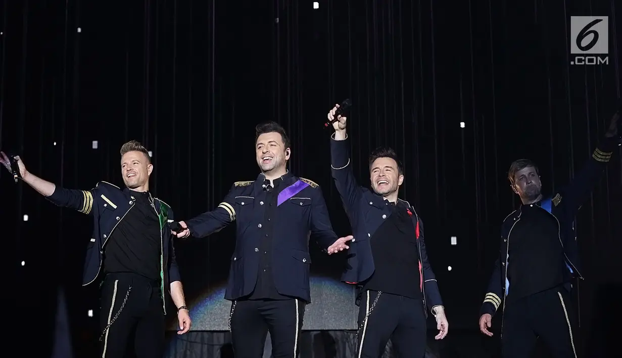 Personel Westlife saat tampil menghibur penggemar dalam konser bertajuk "Twenty Tour" di Kuil Sam Poo Kong, Semarang, Jawa Tengah (1/9/2019). Sama seperti di kota-kota sebelumnya, Shane Filan dan kawan-kawan tampil all out di kota ini. (Fimela.com/Bambang E.Ros)