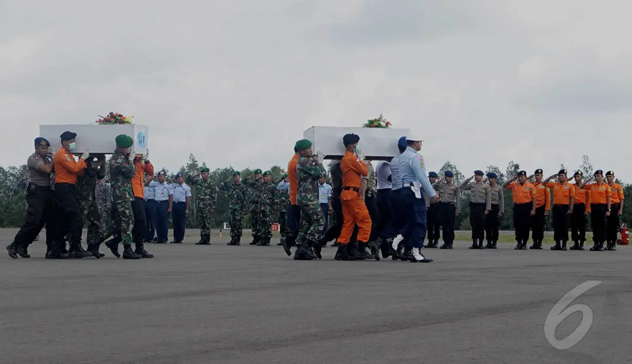 Dua jenazah perempuan korban pesawat AirAsia QZ8501 saat akan diterbangkan ke Surabaya dari Lanud Iskandar, Rabu (7/1). (Liputan6.com/Andrian M Tunay)