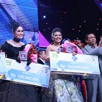 Tiga finalis bersaing dengan menunjukkan penampilan terbaiknya. Persaingan ketat terjadi diantara finalis, Weni, Irsya dan Rani. Konser Kemenangan Dangdut Academy Asia 2 berlangsung luar biasa. (Adrian Putra/Bintang.com)