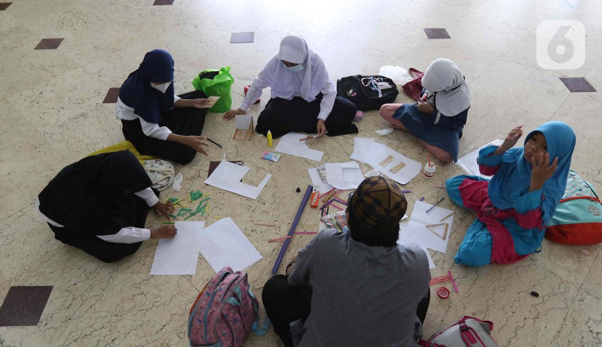 Peserta membuat kerajinan tangan saat mengikuti kegiatan Pesantren Kilat Ramadhan di Masjid Agung Sunda Kelapa, Menteng, Jakarta, Minggu (10/4/2022). Sebanyak 200 peserta yang terdiri dari kaum dhuafa dan yatim piatu mengikuti kegiatan Pesantren Kilat Ramadhan. (Liputan6.com/Herman Zakharia)