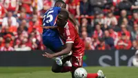Moises Caicedo dari Chelsea, kiri, dan Ibrahima Konate dari Liverpool berebut bola selama pertandingan Liga Inggris antara Liverpool dan Chelsea di Liverpool, Inggris, Sabtu, 9 Mei 2026. (AP Photo/Ian Hodgson)