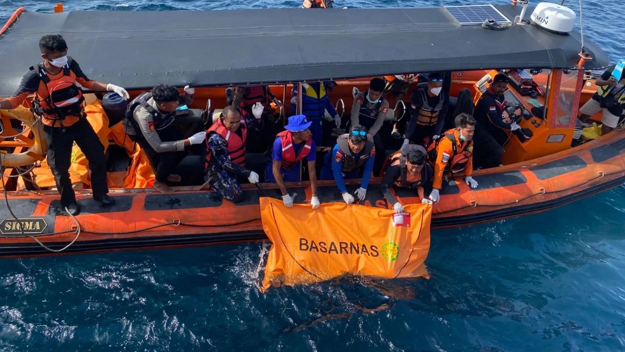 FOTO: Tim SAR Temukan Jenazah Pelatih Valencia di Perairan Labuan Bajo