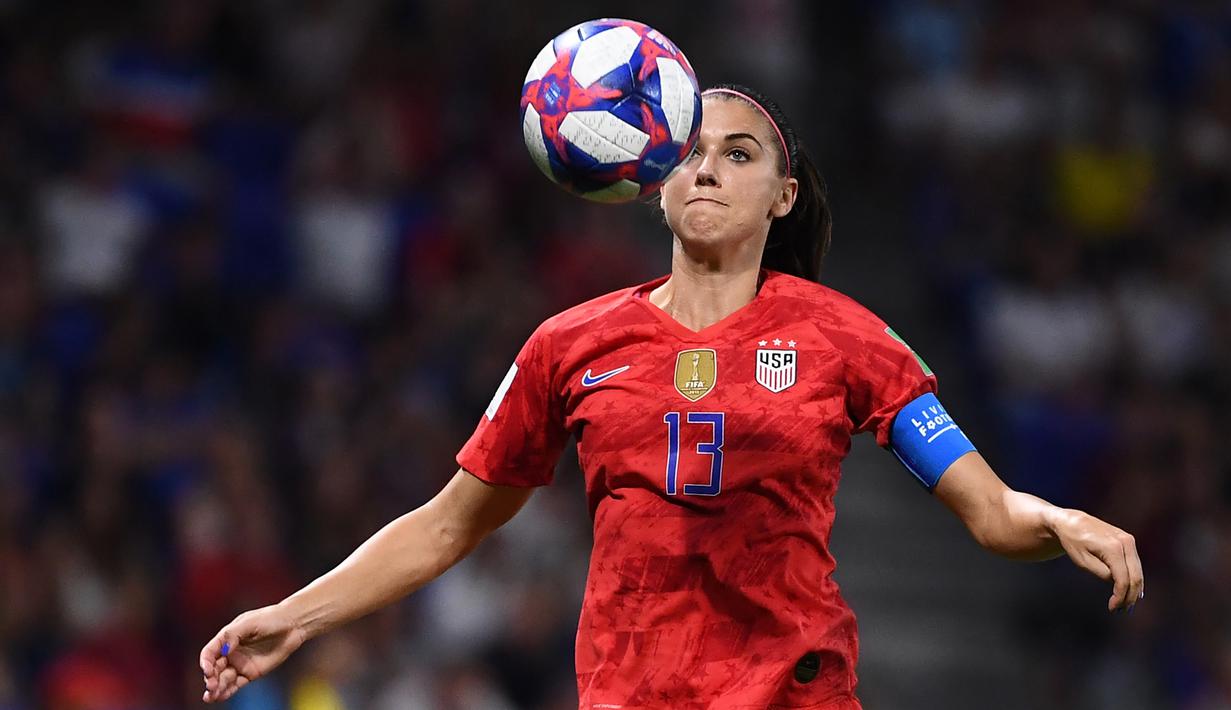 Penyerang Timnas Amerika Serikat, Alex Morgan, mengontrol bola saat melawan Inggris dalam laga Women’s World Cup football 2019 di Prancis pada 7 Juli 2019. Amerika Serikat menang 2-1 atas Ingris.(AFP/Franck Fife)