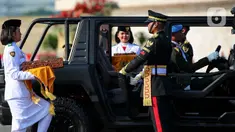 Personel Purna Paskibraka 2023 bersiap menaiki mobil Maung Pindad sambal me,bawa replica Merah Putih dan teks proklamasi prosesi kirab dari Kawasan Monas menuju Lanud Halim Perdanakusuma, Jakarta, Sabtu (10/8/2024). (Liputan6.com/Herman Zakharia)
