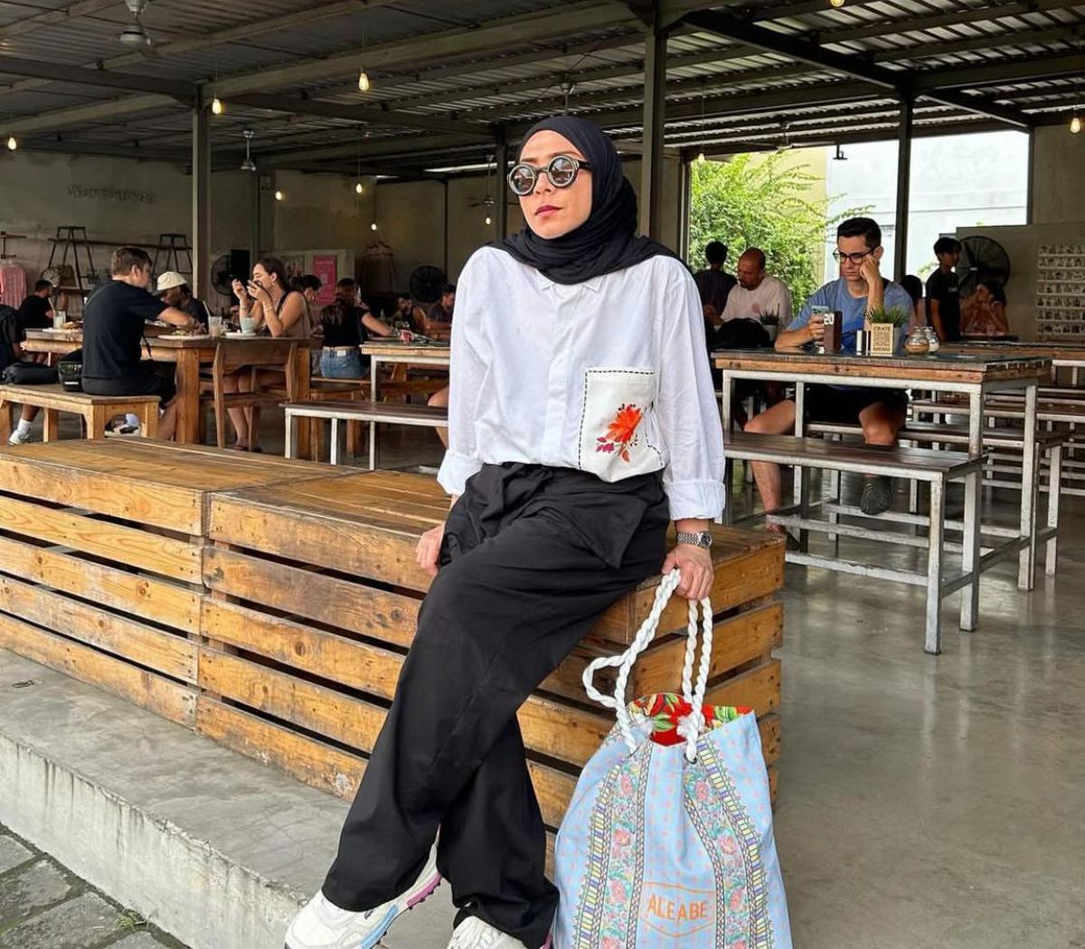 Pesona Melly Goeslaw di Usia 51 Tahun, Netizen Terpukau dengan Gaya Modisnya