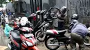 Sejumlah kendaraan bermotor mogok karena nekat menerobos banjir di depan Mall Gandaria City, Jakarta, Sabtu (27/8). Hujan intensitas tinggi membuat jalan tersebut banjir setinggi 30-50 cm. (Liputan6.com/Helmi Afandi)