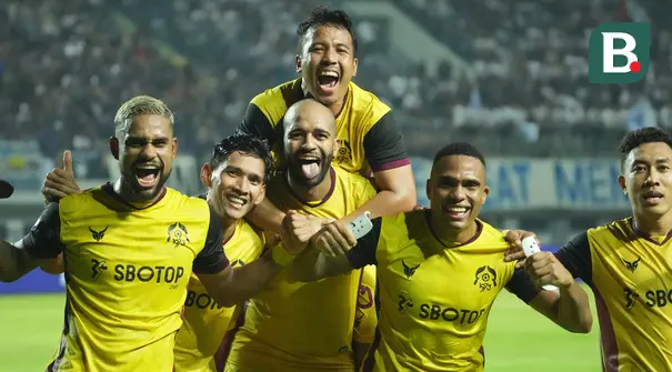 Persib Bandung secara tak terduga dikalahkan tamunya Persikabo 1973 dengan skor telak 1-4 pada laga pekan pamungkas BRI Liga 1 2022/2023 di Stadion Gelora Bandung Lautan Api, Bandung, Sabtu (15/4/2023) malam WIB. Dengan hasil ini Persib harus puas menempati posisi ketiga pada klasemen akhir dengan raihan 62 poin. Persib harus merelakan posisi runner-up menjadi milik Persija yang di laga lain mampu berpesta lima gol tanpa balas ke gawang PSS Sleman. Menempati peringkat kedua dengan raihan 66 poin, Persija berhak mendapat tiket ke babak playoff AFC Cup musim 2023/2024. (Bola.com/Nandang Permana)