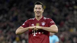 Robert Lewandowski menjadi bintang kemenangan Bayern dengan memborong tiga gol alias hat-trick. Dua gol lainnya masing-masing dicetak Serge Gnabry dan Leroy Sane. (AP/Matthias Schrader)