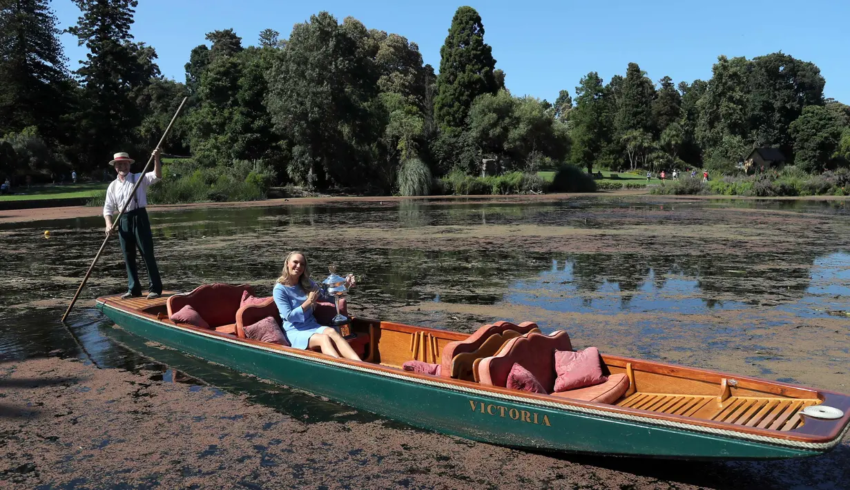 Caroline Wozniacki menunjukkan piala Australia Terbuka 2018 saat berada di perahu kayu dalam Daphne Akhurst Memorial Cup di Royal Botanical Gardens di Melbourne, Australia, (28/1). (AP Photo / Dita Alangkara)