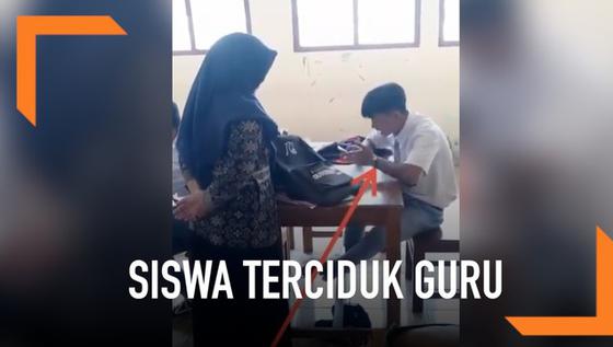 VIDEO: Terciduk Guru Main Ponsel, Reaksi Siswa Ini Bikin Ngakak