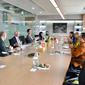 Utusan Dagang Perdana Menteri Inggris untuk ASEAN Richard Graham MP saat berkunjung ke Kantor Pusat PT MRT Jakarta (Perseroda) di Wisma Nusantara, Jakarta Pusat.  Kerajaan Inggris siap memberikan utang ekspor sebesar 1,25 poundsterling atau senilai Rp 22,3 triliun