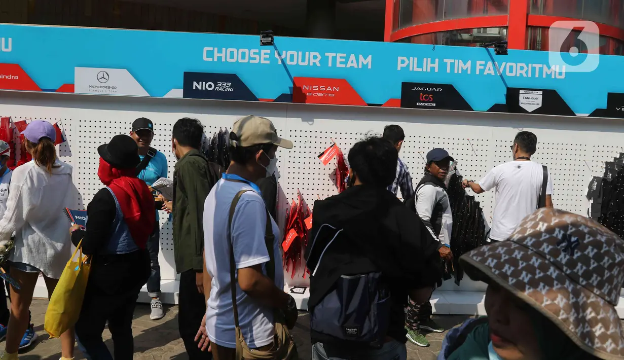 Pengunjung berjalan menuju area tribun untuk menyaksikan ajang balap Formula E di Jakarta International E-Prix Circuit (JIEC), Jakarta, Sabtu (4/6/2022). Kejuaraan dunia balap mobil listrik tersebut untuk pertama kalinya digelar di Indonesia dan merupakan seri balapan kesembilan pada kompetisi tahun 2022. (Liputan6.com/Herman Zakharia)