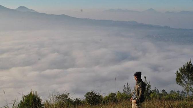 Negeri di atas awan versi puncak Gunung Putri Lembang, Kabupaten Bandung Barat. (dok Instagram @vandoc_herdiyana/https://www.instagram.com/p/B2O6-7jnLtb/Ossid Duha Jussas Salma)