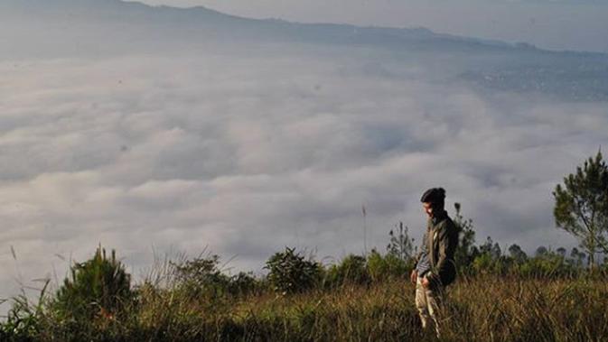 Negeri di atas awan versi puncak Gunung Putri Lembang, Kabupaten Bandung Barat. (dok Instagram @vandoc_herdiyana/https://www.instagram.com/p/B2O6-7jnLtb/Ossid Duha Jussas Salma)