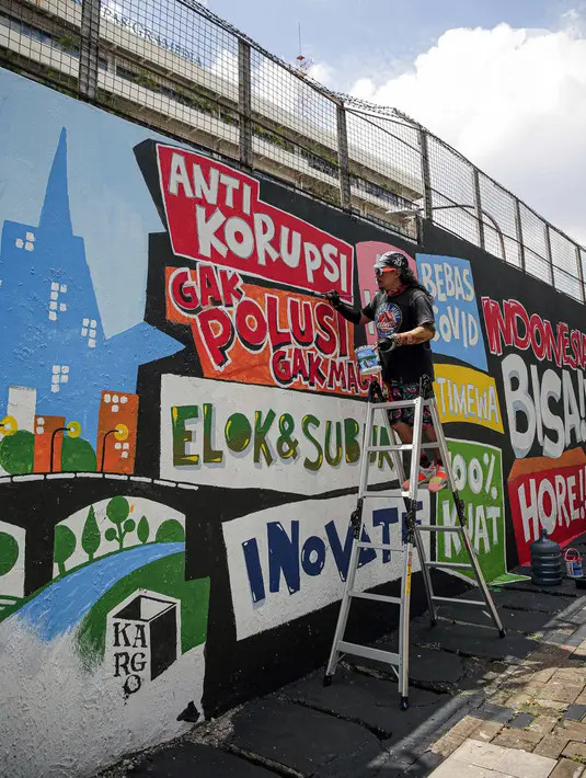 Pekerja seni membuat mural di kawasan Palmerah, Jakarta, Minggu (23/1/2022). Kegiatan yang bertajuk Repaint Indonesia ini dilakukan sebagai gerakan untuk mengajak kita Melukiskan Ulang Indonesia berdasarkan gagasan, perspektif, karya bahkan imajinasi masing-masing. (Liputan6.com/Faizal Fanani)