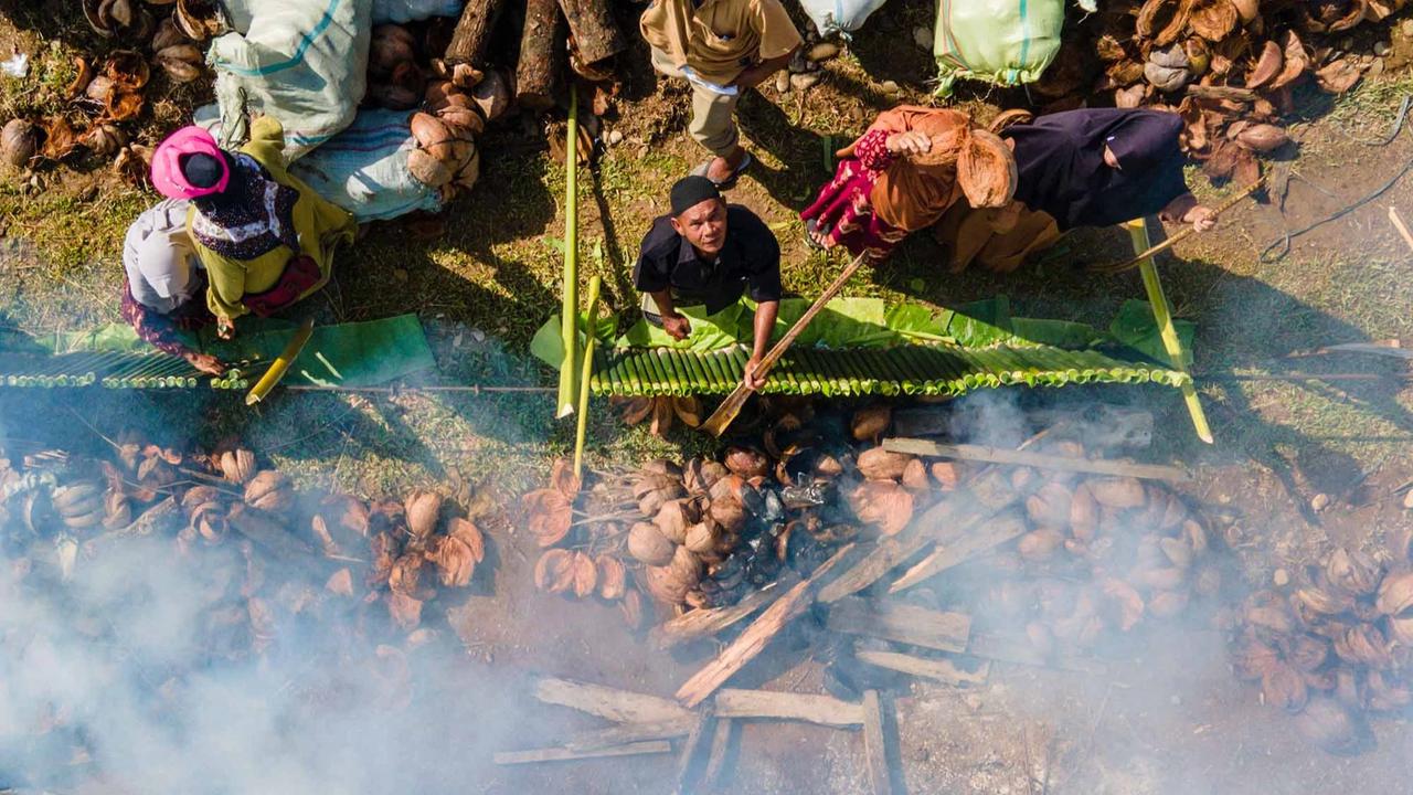 FOTO: Ribuan Warga Abdya Pecahkan Rekor Memasak Lemang Terbanyak