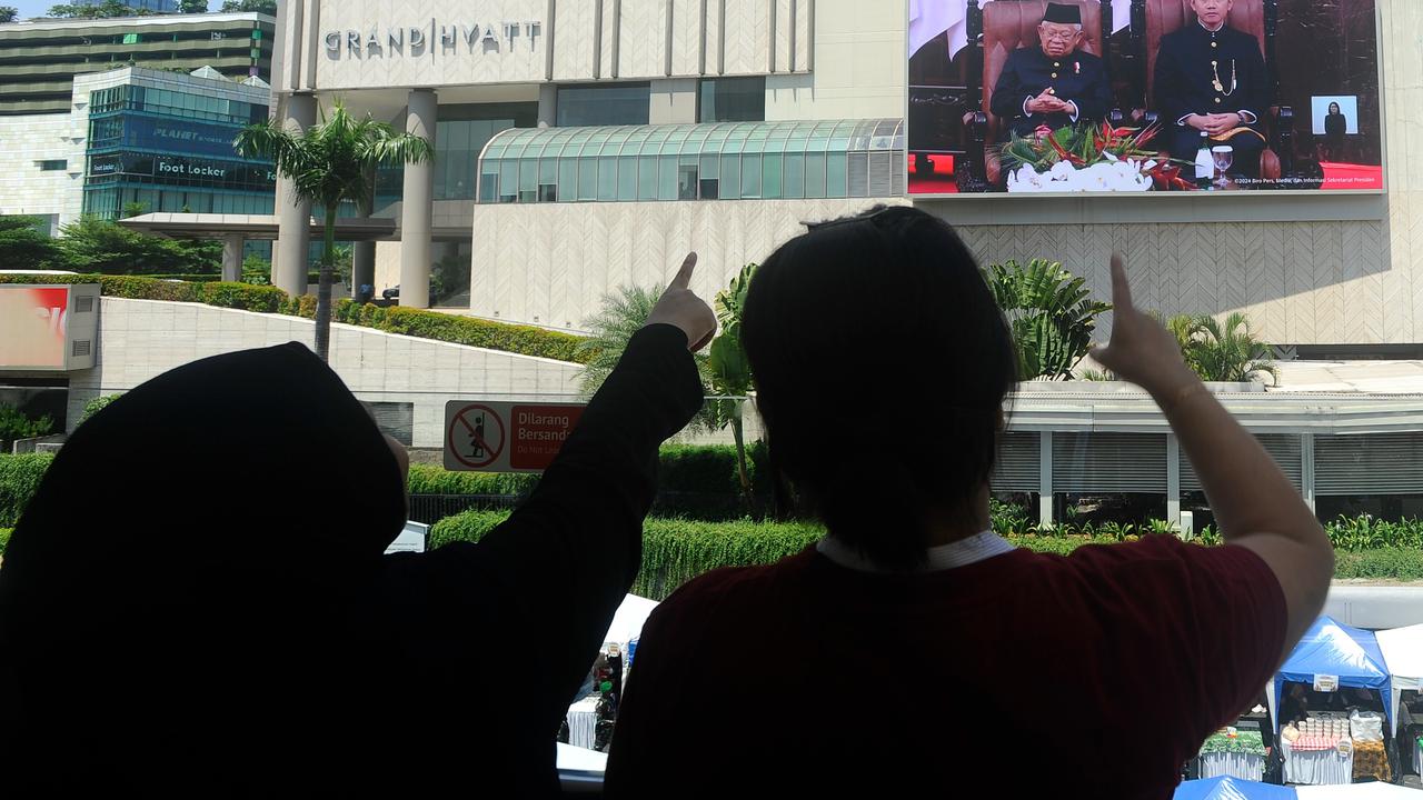 Warga Saksikan Prabowo Ucapkan Sumpah dan Janji sebagai Presiden Lewat Videotron