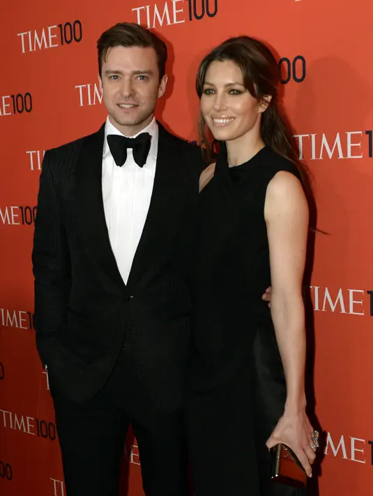 Terlihat dalam sebuah foto yang diunggah dalam akun instagram Jessica, keduanya tampak saling bertatapan dengan serius, seakan menjadi musuh yang sedang menjalani sebuah pertandingan. (AFP/Bintang.com)