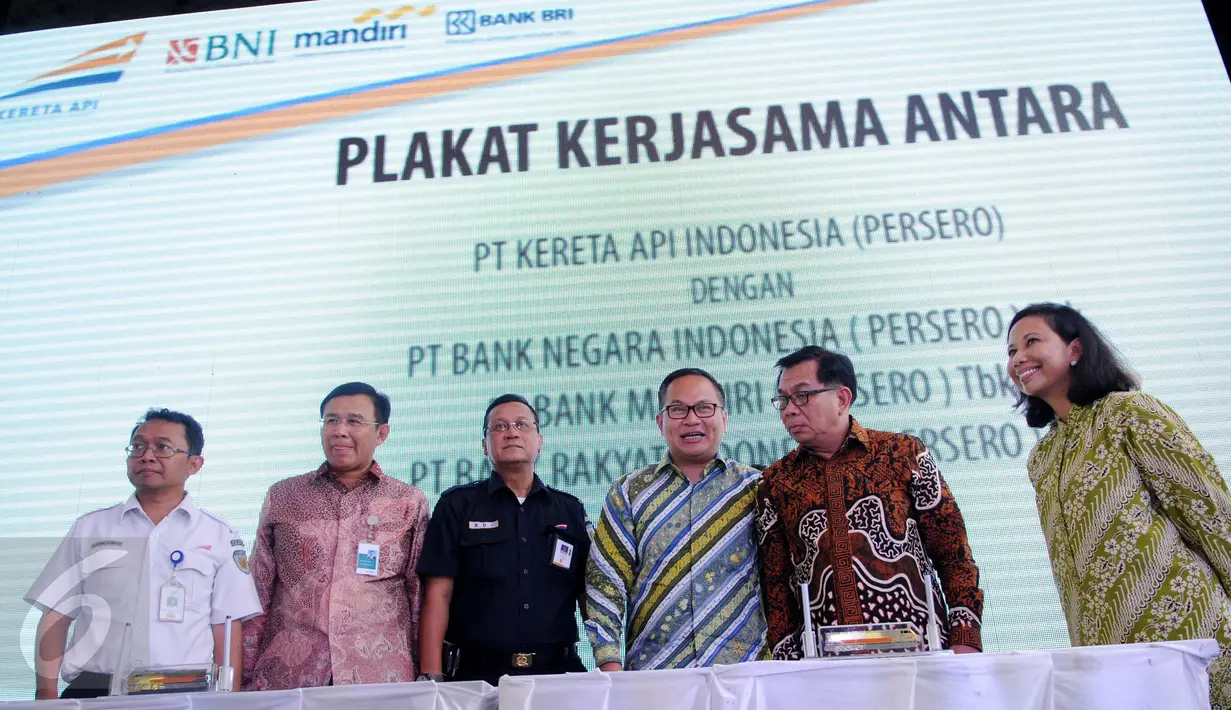 Menteri BUMN Rini Soemarno bersama Direksi BNI, Bank Mandiri, dan BRI serta Direksi PT KAI saat peluncuran produk baru berupa kartu pembayaran dan membership bernama Railpay di Stasiun Juanda, Jakarta, Senin (19/12). (Liputan6.com/Gempur M Surya)