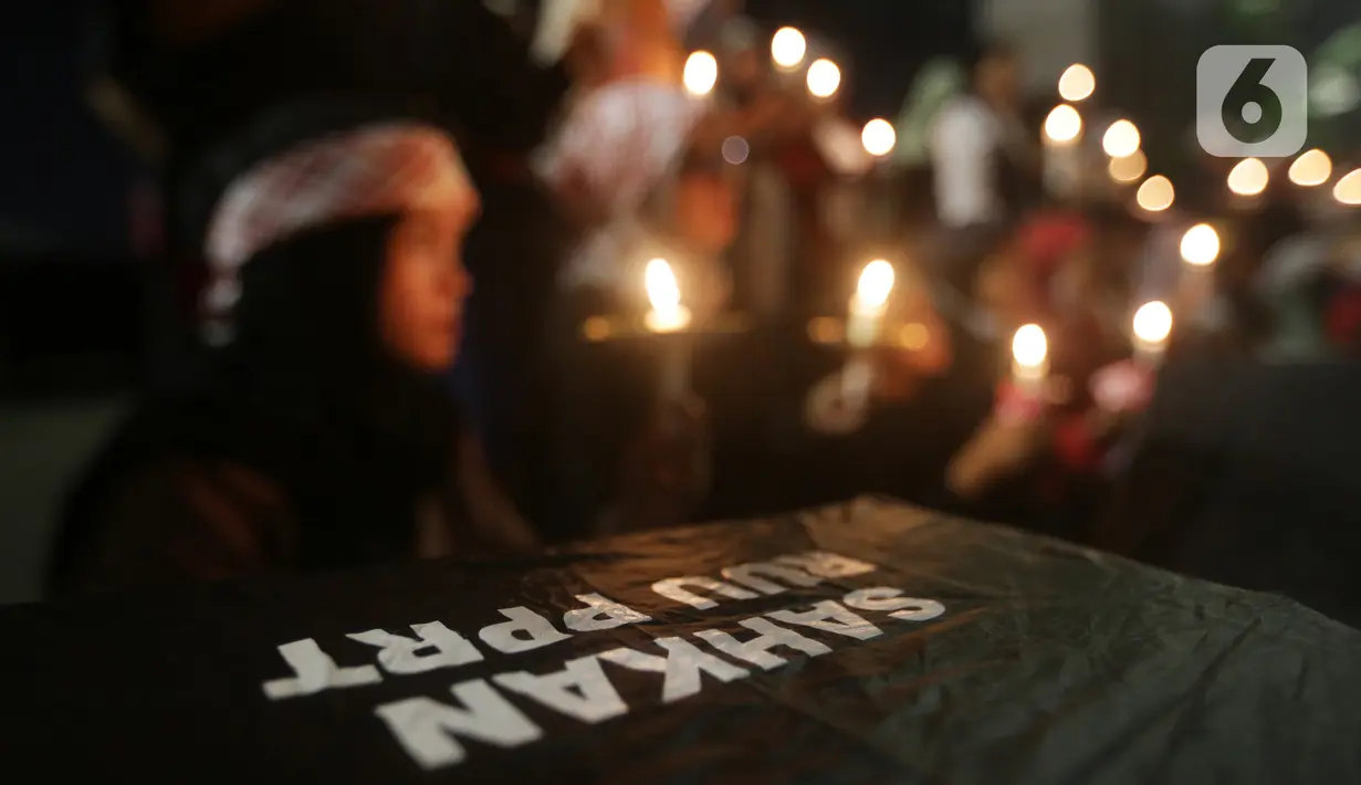 Aksi massa membawa lilin dan doa bersama lintas agama di depan Gedung DPR, Jakarta, Kamis (16/3/2023). Dalam aksinya, mereka menuntut agar pimpinan DPR menetapkan RUU PPRT sebagai RUU INISIATIF DPR di Rapat Paripurna pada Selasa, 21 Maret 2023 mendatang. (Liputan6.com/Johan Tallo)