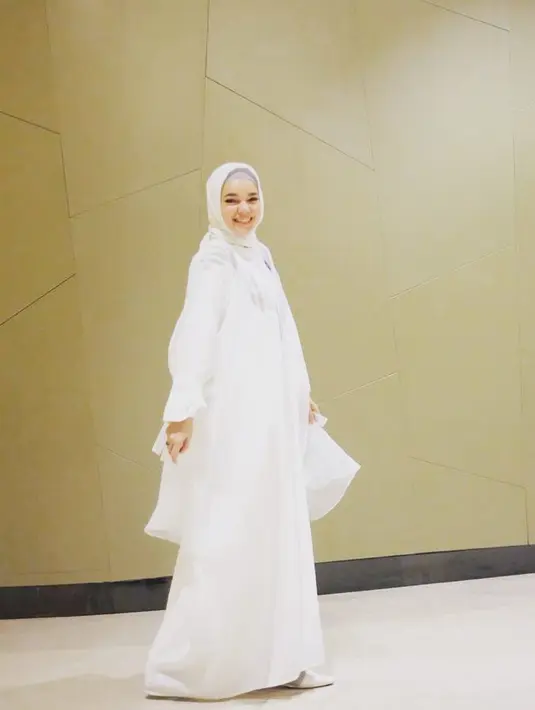 Kalau kebanyakan perempuan jadi malas dandan selama di rumah, Dewi Sandra pun tidak demikian. Saat preskon di acara Wardah 25 Beauty Fest 2020, Minggu (4/10/2020), Dewi mengatakan dirinya masih suka makeup. (Instagram/dewisandra)