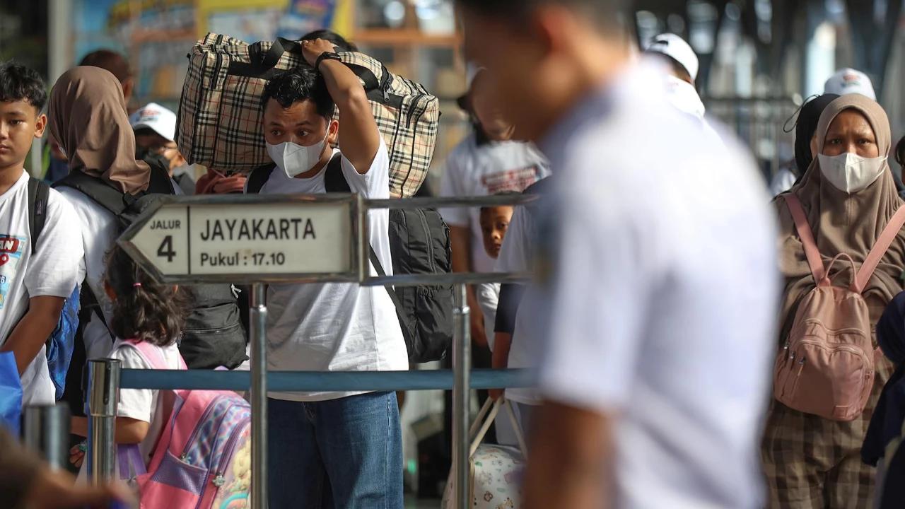 FOTO: Pemudik Mulai Padati Stasiun Pasar Senen Jelang Puncak Arus Mudik