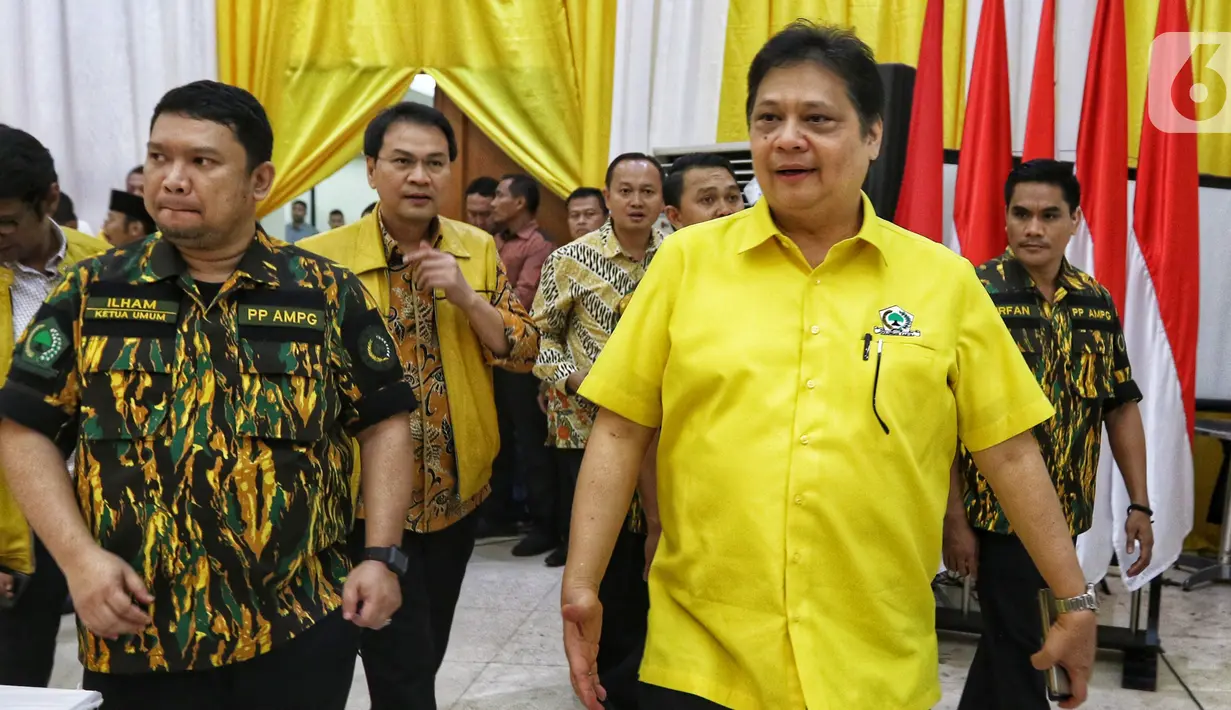 Ketua Umum Partai Golkar Airlangga Hartarto (kanan) menghadiri rapat pleno DPP Partai Golkar di Kantor DPP Golkar, Slipi, Jakarta, Selasa (5/11/2019). Rapat membahas munas untuk memilih Ketua Umum Golkar periode 2019-2024 di Bali pada Desember mendatang. (Liputan6.com/JohanTallo)